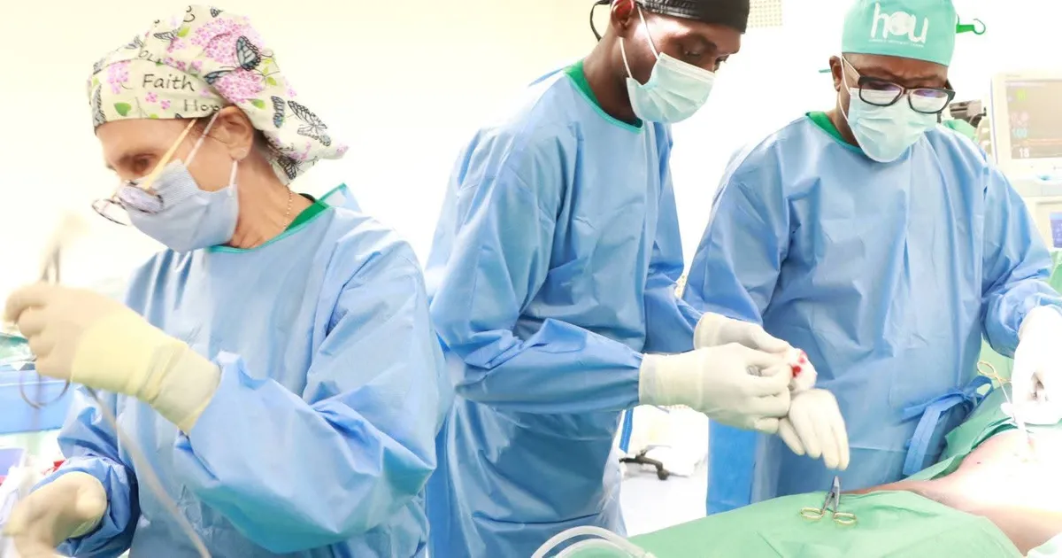 Angola realiza primeira cirurgia robótica para tratamento de hérnia e vesícula biliar