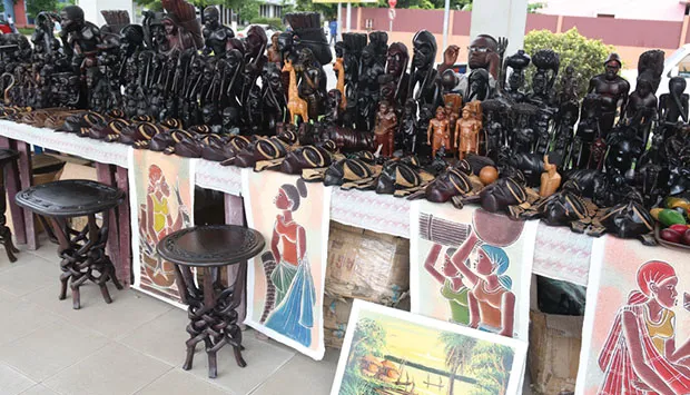 Artesãos e artistas plásticos exibem produção local