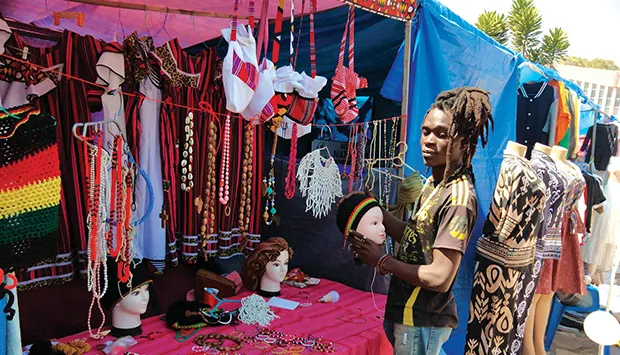 Feirantes exibem roupas e artesanato nacional