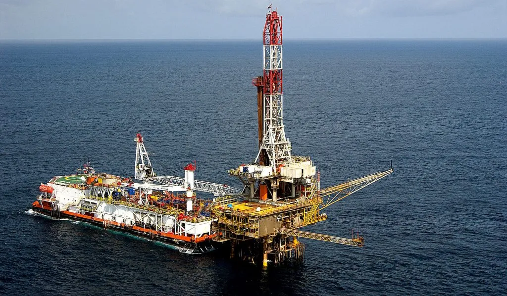 Preço do petróleo cai mais de 4% com esperança de reabertura de Ormuz