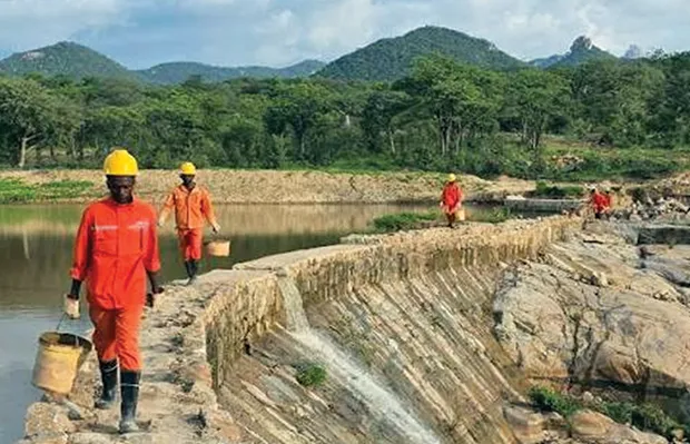 Decisores públicos e parceiros financeiros abordam estratégias de combate à seca no Sul