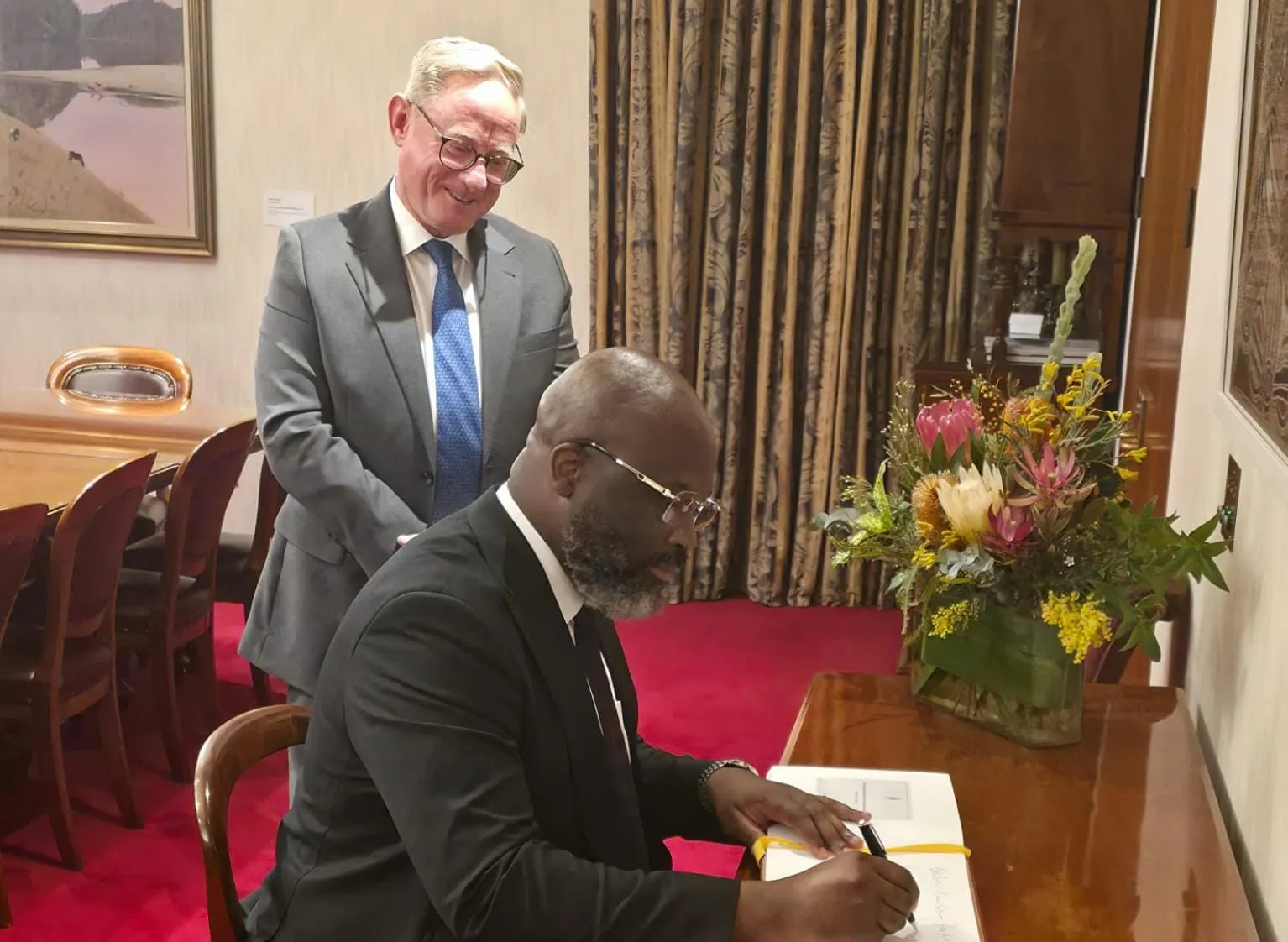 Bandeira de Angola hasteada pela primeira vez no Parlamento de Sydney