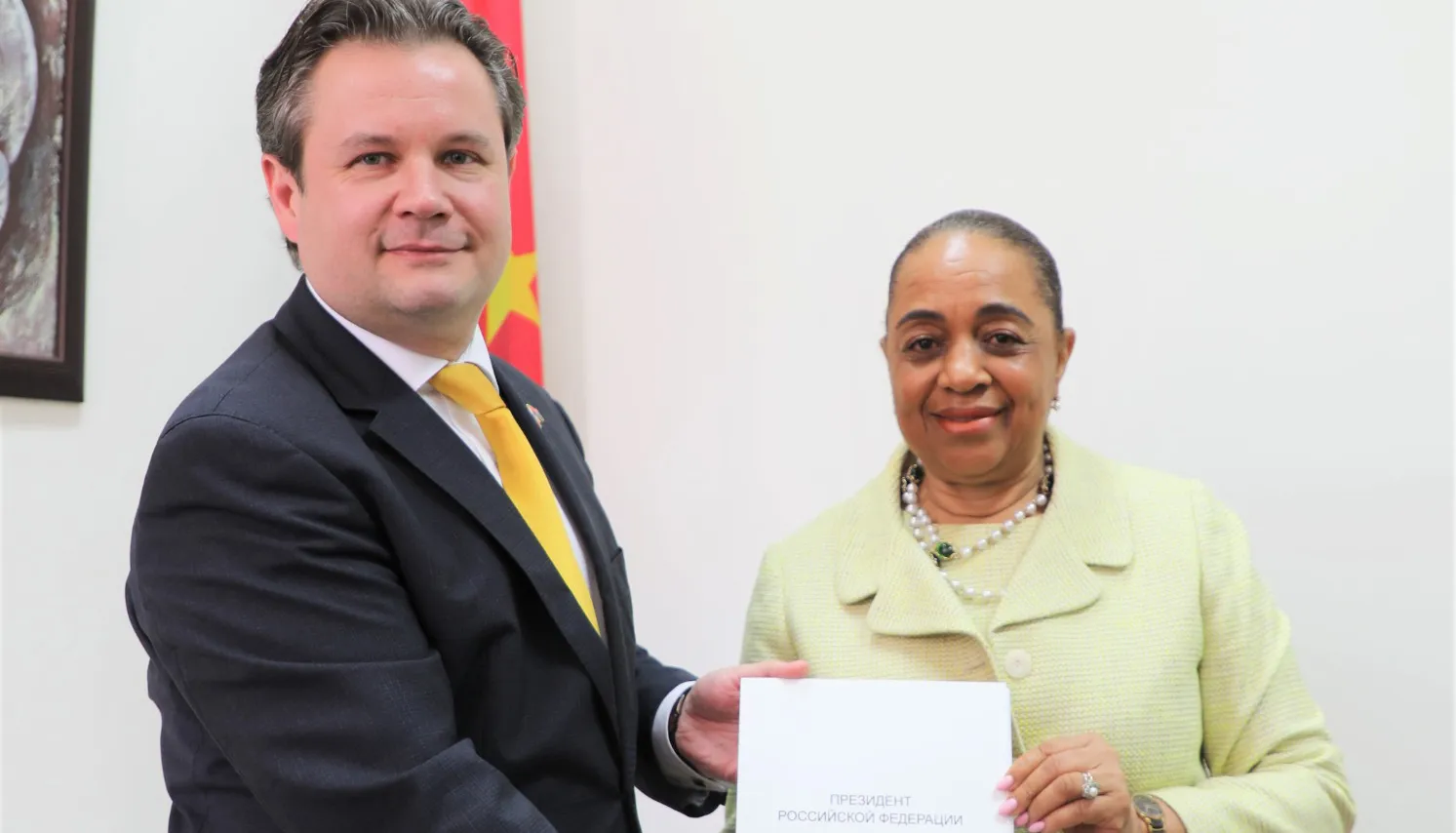 Embaixador da Rússia em Angola entrega Cartas Figuradas