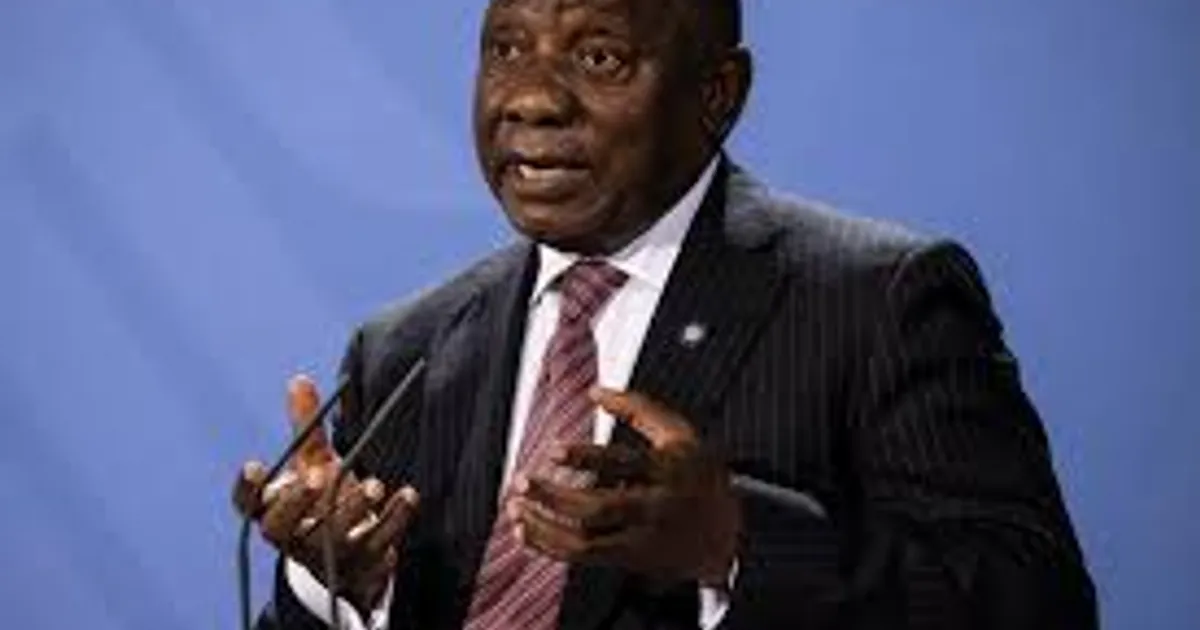 Cyril Ramaphosa suspende ministro da Polícia acusado de ligações criminosas