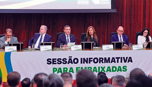 Diplomatas informados sobre urna electrónica
