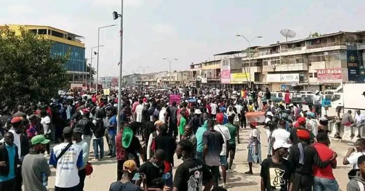 Milhares de pessoas marcham contra subida do preço do serviço de táxi
