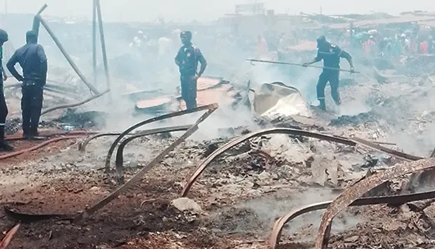 Incêndio destrói mais de 700 bancadas no mercado do Kikolo, em Cacuaco