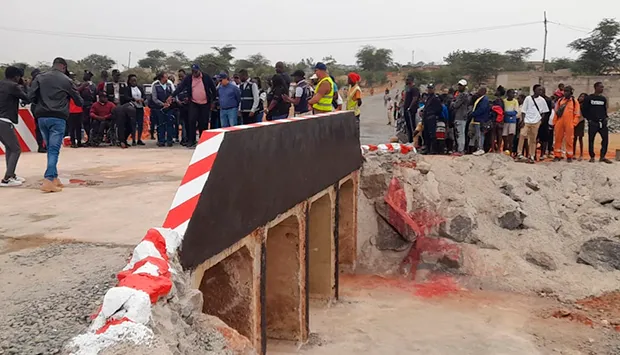 Ponte destruída pela chuva pronta e reaberta ao tráfego