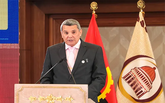 Ministro propõe resposta firme aos desafios da juventude