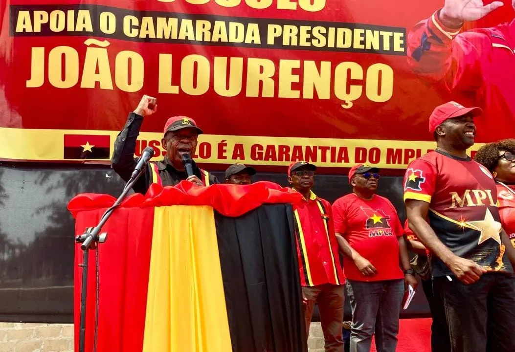 Paulo Pombolo trabalha no Mussulo