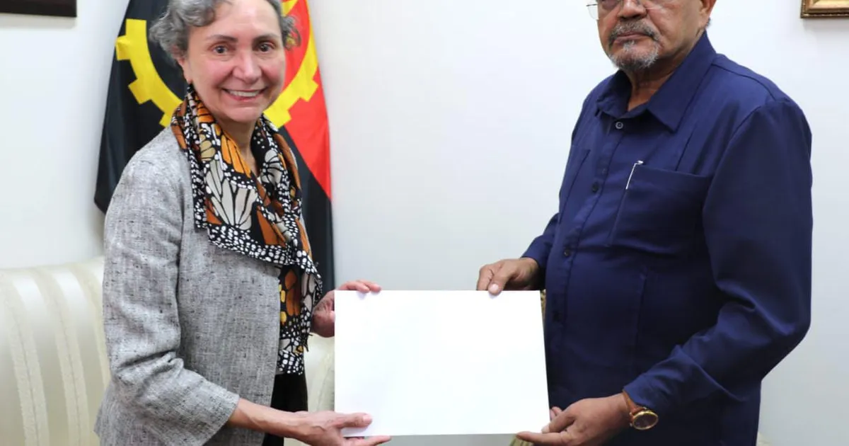 Nova embaixadora do México em Angola entrega Cartas Figuradas