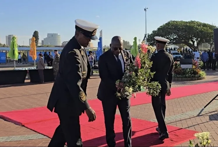 Téte António deposita coroa de flores em homenagem a Oliver Tambo