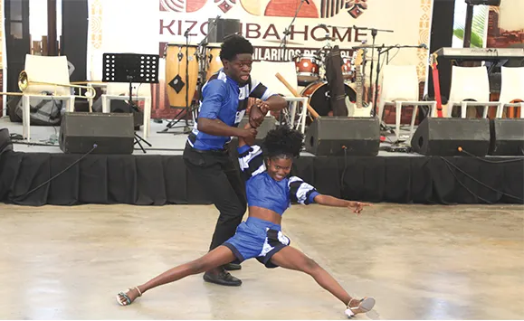 Estilos semba e kizomba exibidos com diferentes coreografias e gingas