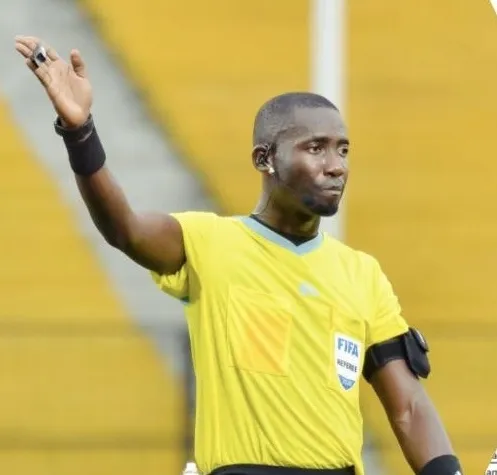 Gerson Angono apita o jogo Angola-Malawi