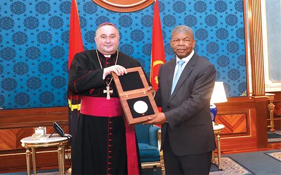 Chefe de Estado distinguido pelo Papa com a medalha “pontifical”