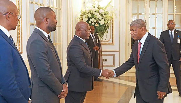Presidente empossa novos membros do Executivo