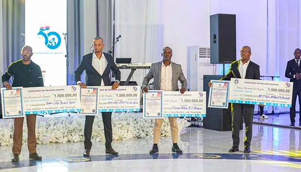 Doze agentes premiados por uma vida de serviço, coragem e disciplina
