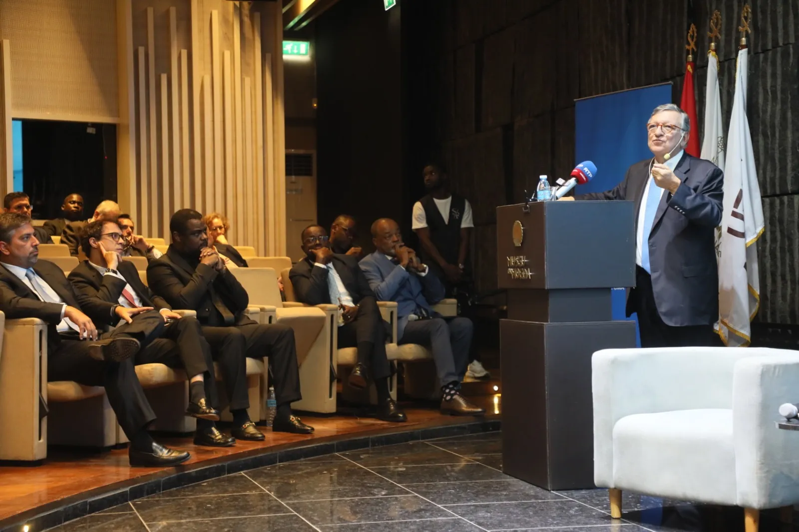 Durão Barroso reitera confiança na economia angolana