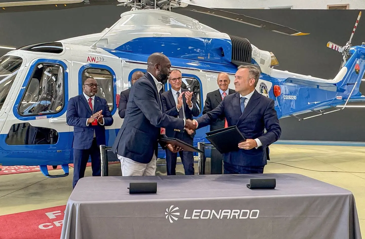 Polícia Nacional recebe 2 helicópteros AW139 em Itália; encomenda de 19 aeronaves pode chegar a 266 milhões de dólares