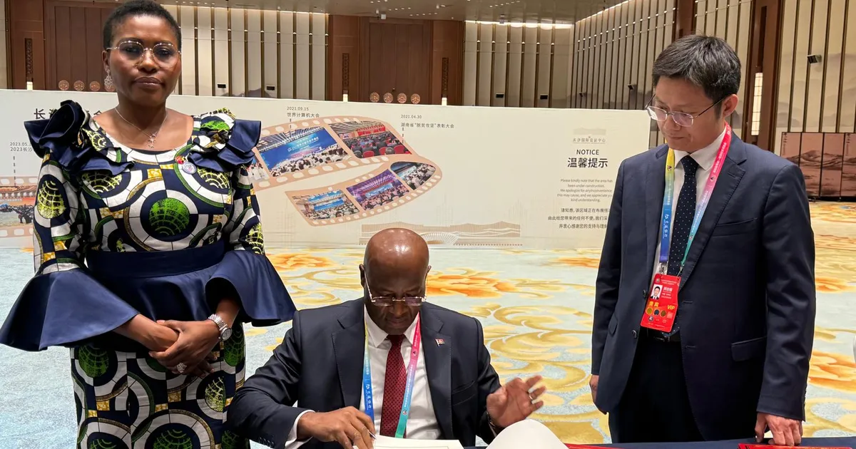 Angola e China assinam mais dois acordos nos domínios da saúde e economia