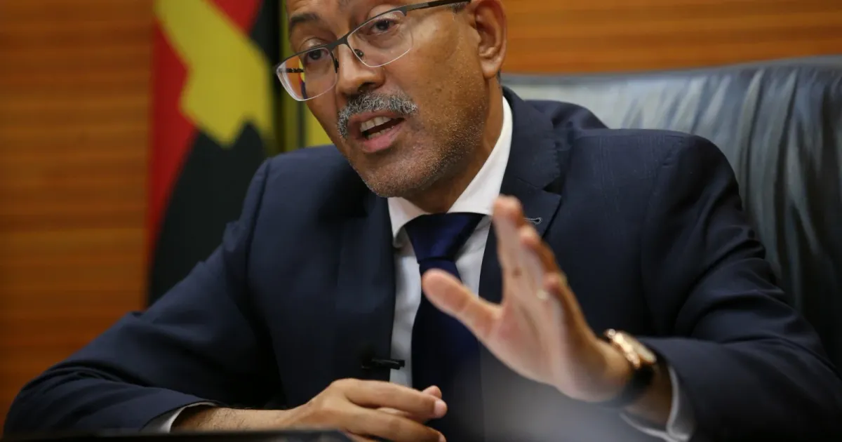 MIREMPET Nega venda de acções na refinaria do Lobito