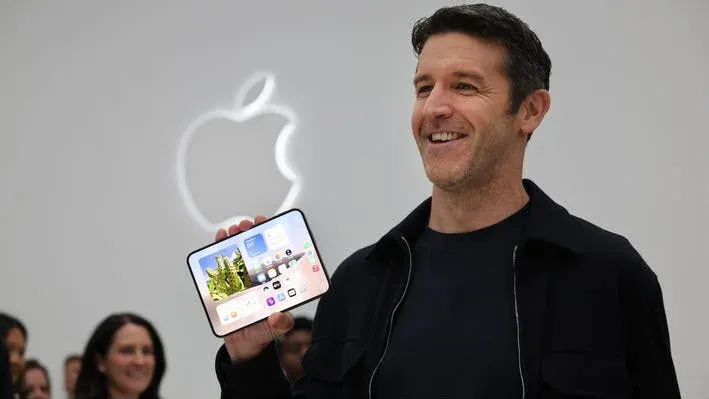 Fim de uma era: Tim Cook deixa o comando da Apple a John Ternus