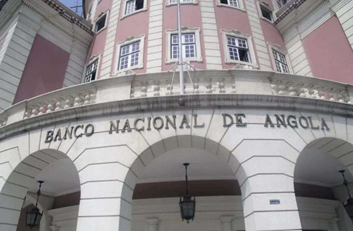 Sector petrolífero lidera oferta de divisas num Abril histórico para o mercado cambial
