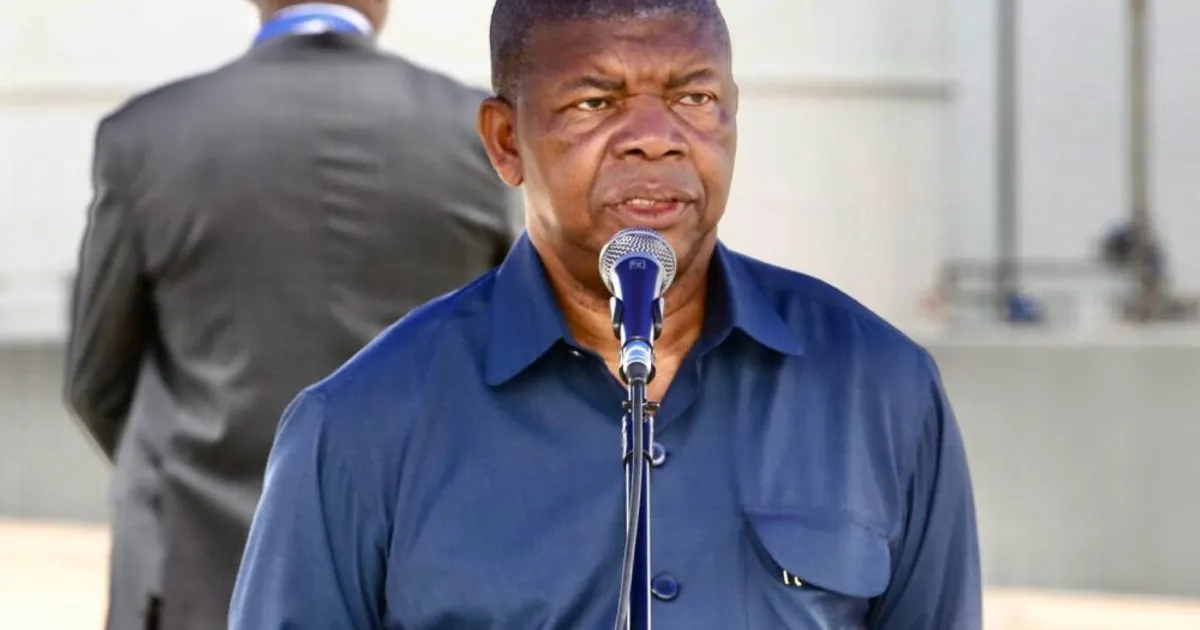 ""Não estamos satisfeitos com o facto de Angola exportar quase que exclusivamente crude, ainda por cima na sua forma bruta", diz PR, para defender que o País não pode crescer apenas com o investimento público