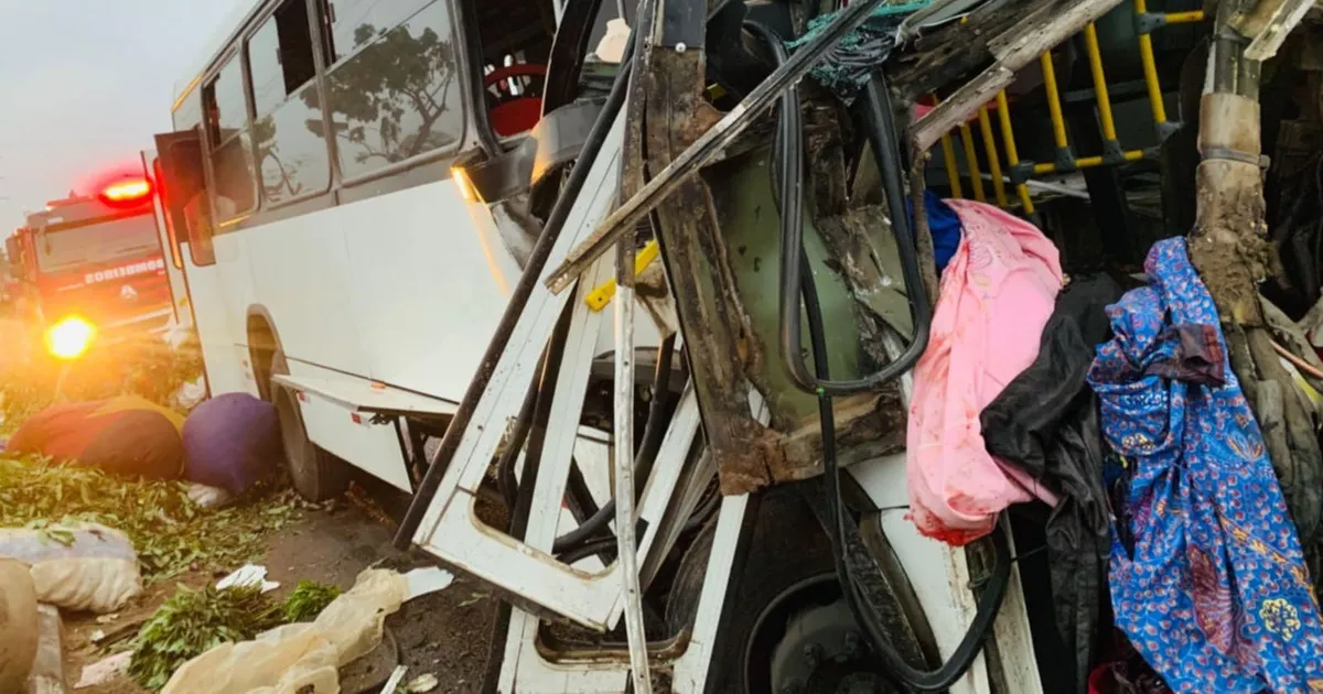 Luanda: Colisão entre autocarro e camião faz dois mortos, entre os quais uma criança de quatro anos – Na Via Expressa, jovem perdeu a vida numa pedonal