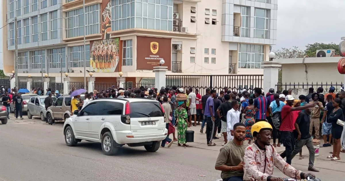 Bilhetes para o Angola/Argentina procurados à "lupa" – Há fortunas a crescer na "candonga" – Autoridades procuram evitar protestos e "secreta" está em campo
