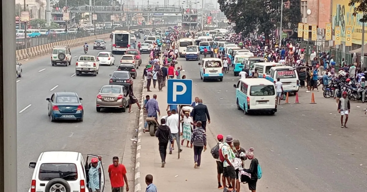 Taxistas prometem paralisar por três dias a partir de segunda-feira – Alguns taxistas demarcam-se do protesto – PN garante manutenção da ordem