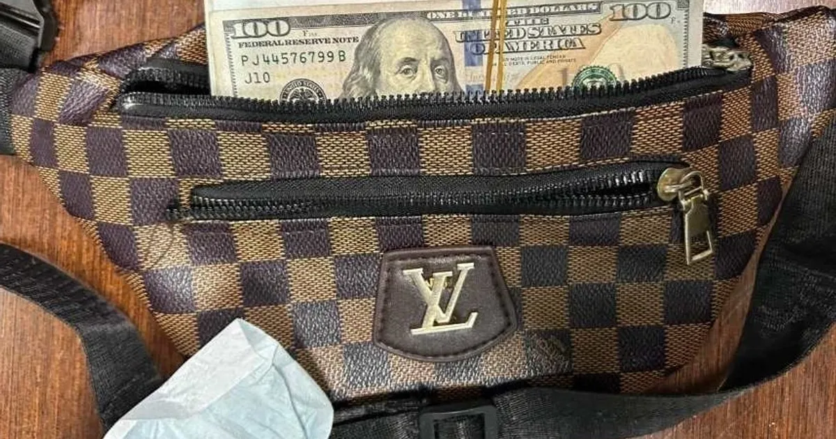 Detida no Aeroporto 4 de Fevereiro uma mulher que tentava sair do País com 22 mil USD camuflados em fraldas