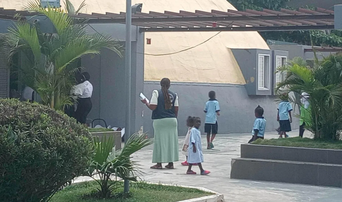 Lar Kuzola sobrelotado com 457 crianças – Para descongestionar berçário, 17 bebés foram entregues a famílias substitutas – Casais que querem adoptar queixam-se da morosidade do processo