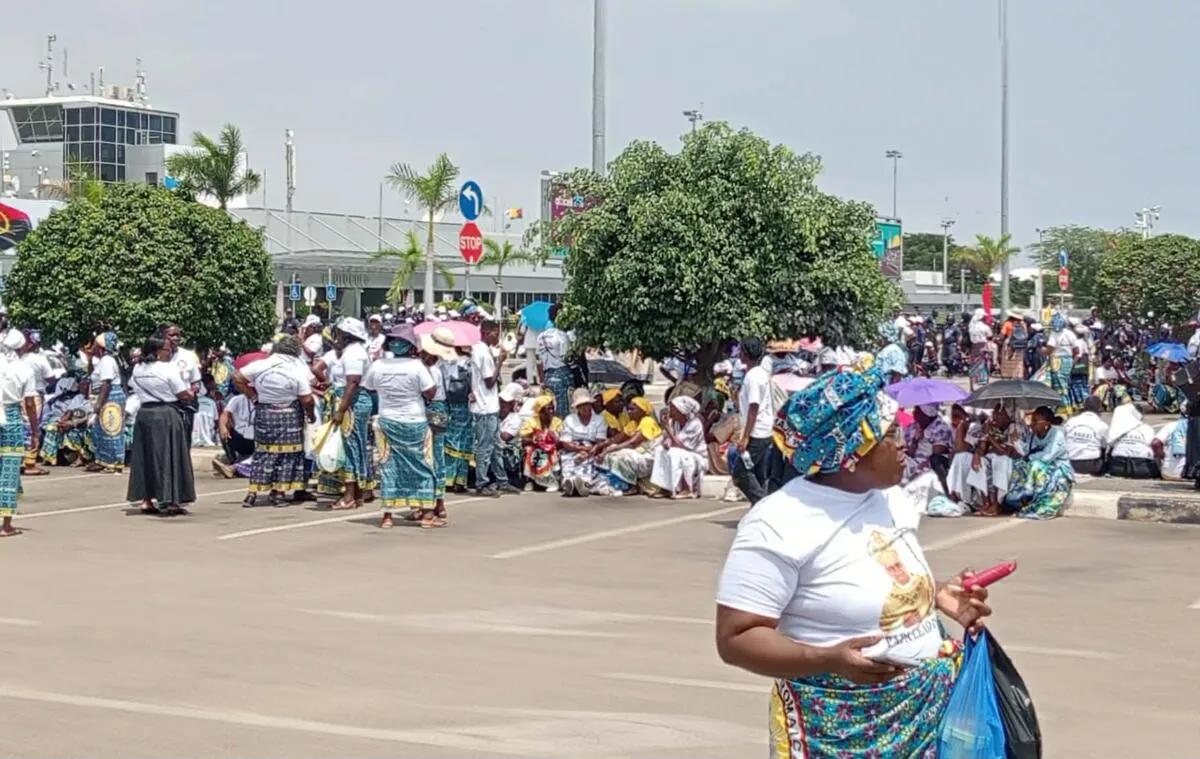 Luanda: A poucas horas da chegada do Papa Leão XIV, centenas de fiéis católicos afluem ao Aeroporto Internacional 4 de Fevereiro
