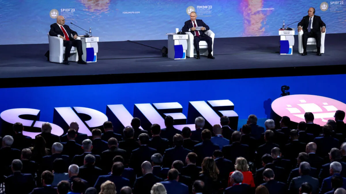 Rússia/Ucrânia: Zelensky insiste em "tête-à-tête" com Putin, Kremlin repete que o ucraniano pode ir a Moscovo quando quiser – Drones de Kiev perturbam "Davos Russo"
