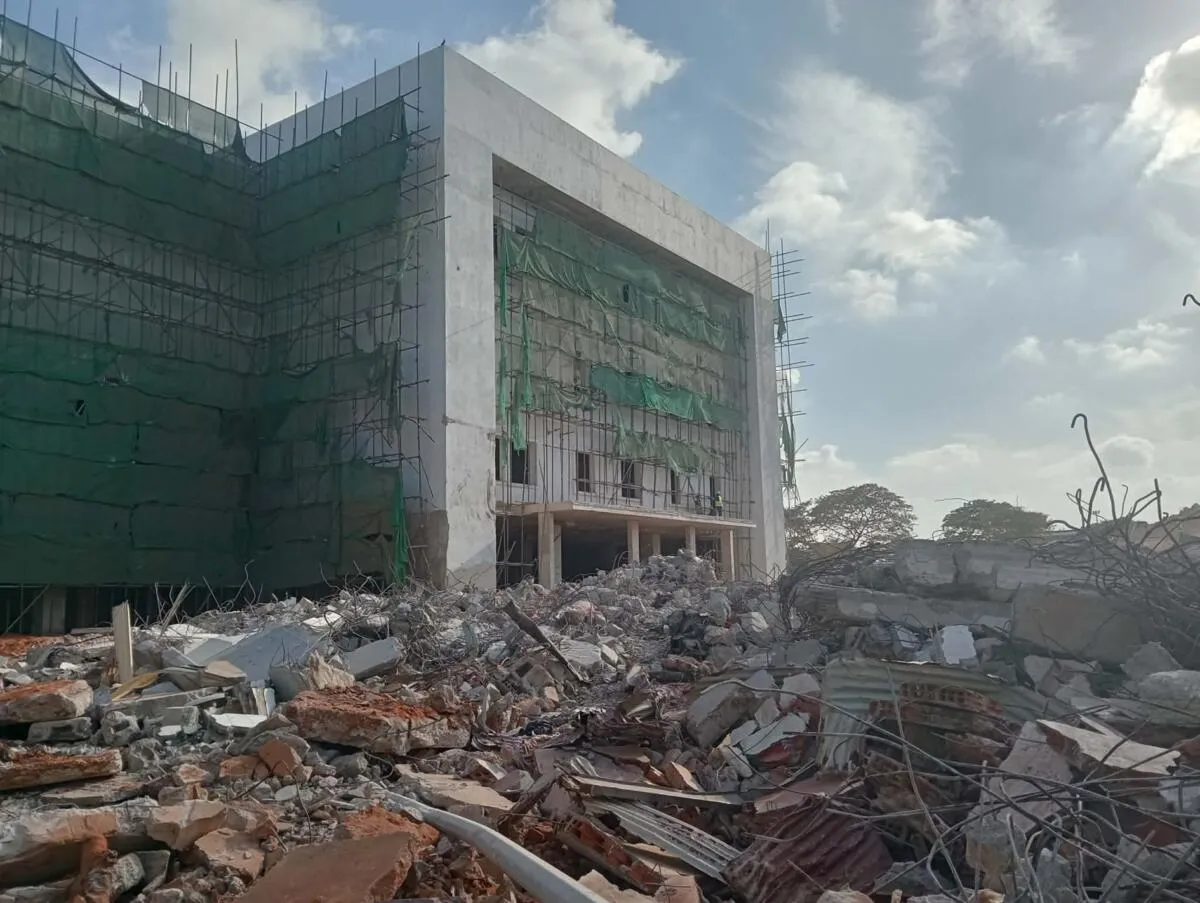 MINSA garante fazer réplica da fachada do Hospital Américo Boavida, que foi demolido este mês, para "manter viva a história" – Obras em curso já consumiram mais de 140 milhões de USD