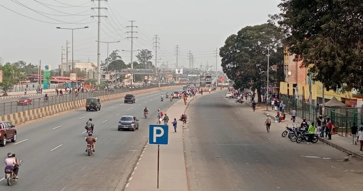 Greve dos taxistas: Transportes, comércio e serviços paralisados em Luanda – Centro da cidade amanheceu tranquilo, mas há registo de tentativas de invasão de estabelecimentos comerciais nos subúrbios
