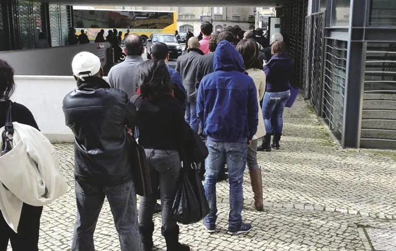 Consulados de Lisboa e Porto: Angolanos enfrentam meses de espera para autenticar cartas de condução
