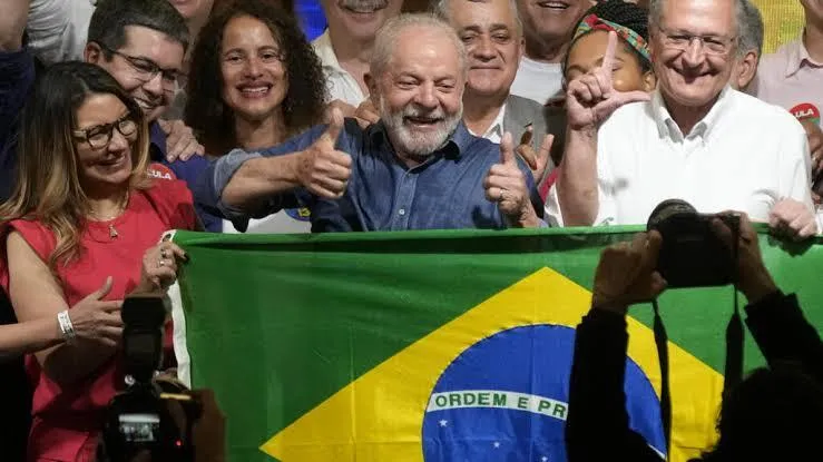 Brasil/Eleições: Lula da Silva por mais quatro anos a comandar o gigante sul-americano – Derrotado e humilhado, Flávio Bolsonaro não vai poder libertar o pai Jair