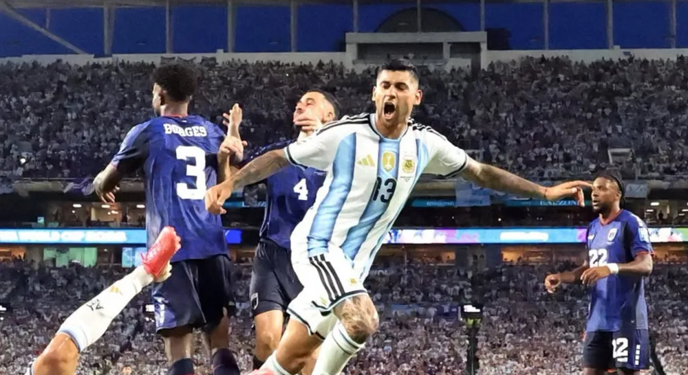 Campeão Mundial sobrevive a "Tubarão Azul" duro de roer e nada até aos oitavos (3-2)