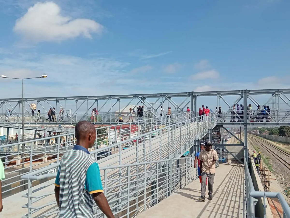 Luanda: Pedonal que liga "Ponte Partida" à Av. Deolinda Rodrigues já em funcionamento – Moradores pedem mais iluminação