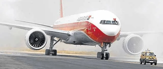 TAAG: Cancelamento de voos no fim-de-semana deixou centenas de passageiros retidos em Windhoek – Companhia garante que avião para acomodar todos os passageiros está a caminho