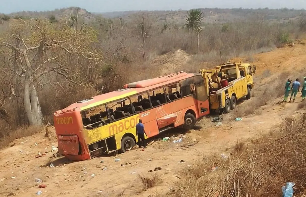 PN regista 17 acidentes de viação que causaram sete mortes e 22 feridos no fim-de-semana em Luanda - no Icolo e Bengo dez pessoas morreram e 28 ficaram feridas num despiste seguido de capotamento