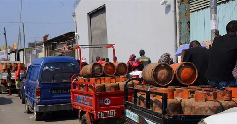 Começa a haver escassez de combustível e gás de cozinha em Luanda - Longas filas de cisternas na refinaria