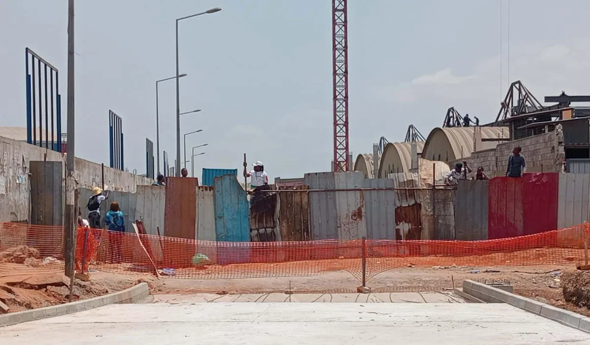Luanda: Principal entrada do Mercado do Kikolo fechada há mais de um mês devido às obras na Rua da Kianda, que só ficam prontas em Setembro – Mercado sem clientes – Administração pede paciência