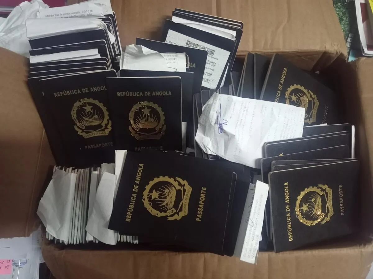DIIP detém dono de agência de viagens por burlar dezenas de pessoas que pagaram 1 milhão kz para aquisição de vistos – Na operação foram apreendidos 250 passaportes