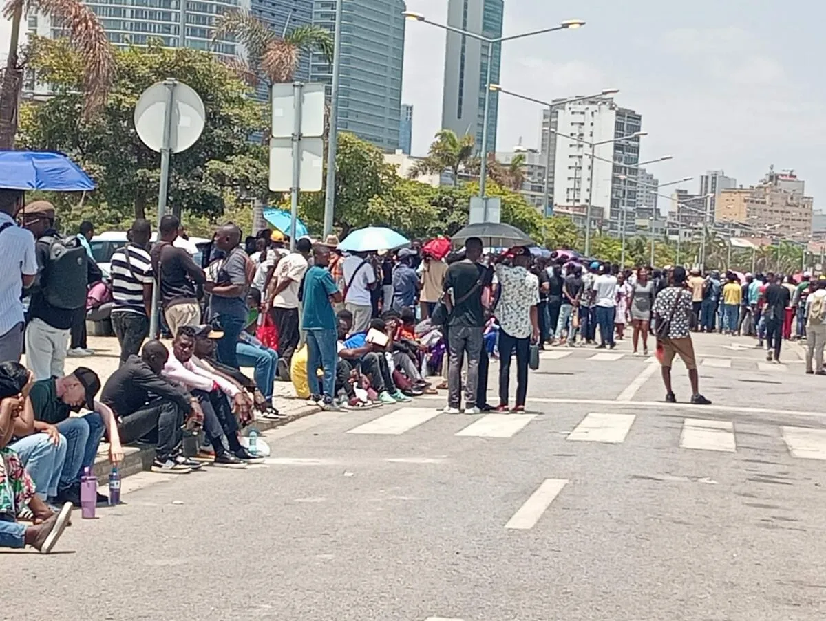 Cidadãos ansiosos pelo passaporte e pela carta de condução afluem ao centro de apoio ao utente do MININT na Baía de Luanda – Há centenas de pessoas a pernoitar na Marginal