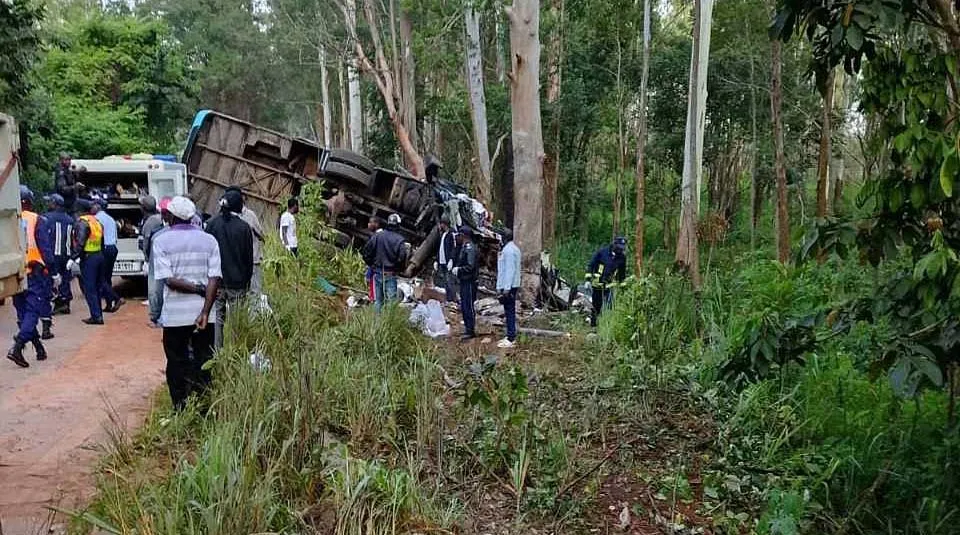 Cuanza-Sul: Acidente de viação causa 11 mortos e 51feridos- PN aponta excesso de lotação e mau estado técnico do autocarro como principais causas