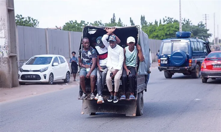 Luanda: Polícia de olho no transporte ilegal de passageiros nas motos de três rodas - Operação policial já apreendeu mais de 250 motorizadas