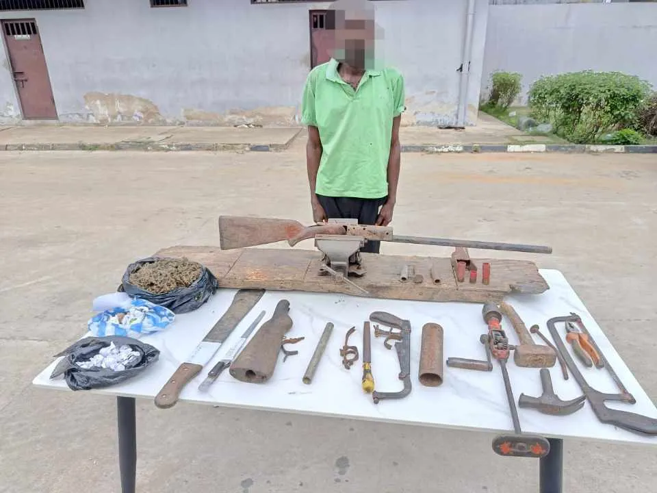 Cabinda: SIC desmantela oficina de produção de armas artesanais que abastecia vários grupos de marginais e detém o proprietário